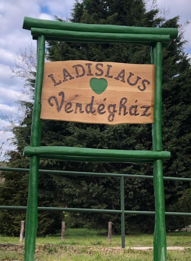 Ladislaus Schnaps-Haus Falusi Vendeghaz Csolnok المظهر الخارجي الصورة